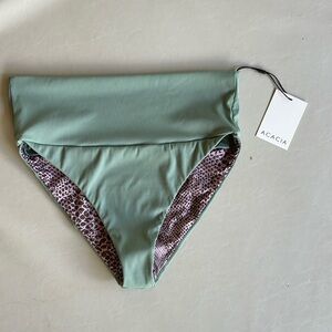 NWT Acacia echo bottom in clover ribbed